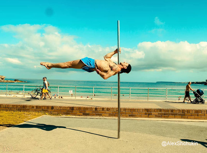 Alex Shchukin performs a one-arm shoulder mount